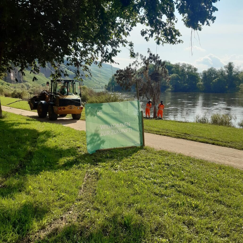Bauarbeiten für den Glasfaserausbau in der Natur, mit einem Hinweis auf die Zukunft der digitalen Infrastruktur.