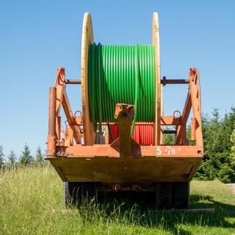 Grüner Kabeltrommelwagen für den Ausbau der Glasfaserinfrastruktur in ländlichen Gebieten von Unsere Grüne Glasfaser.
