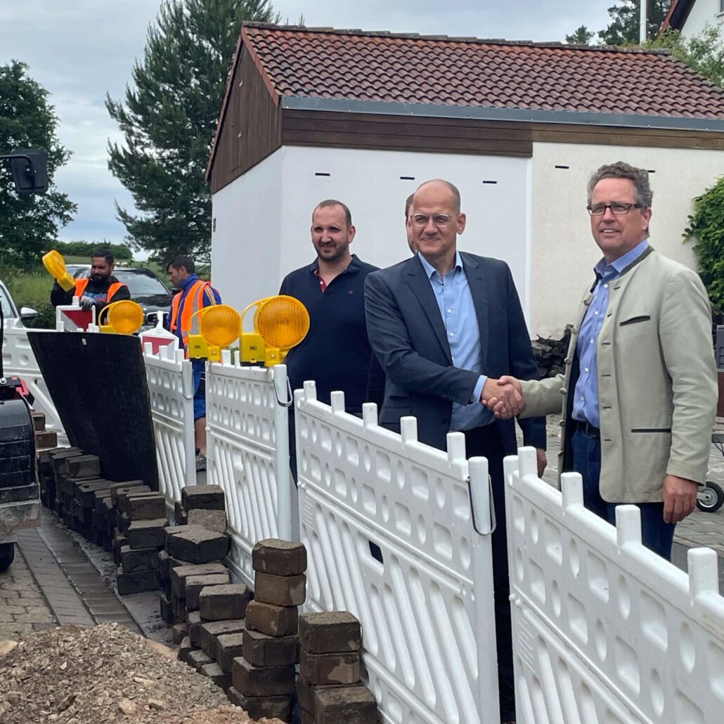 Bauarbeiten für den Glasfaserausbau: Vertreter von Unsere Grüne Glasfaser bei der Vertragsunterzeichnung vor Ort.