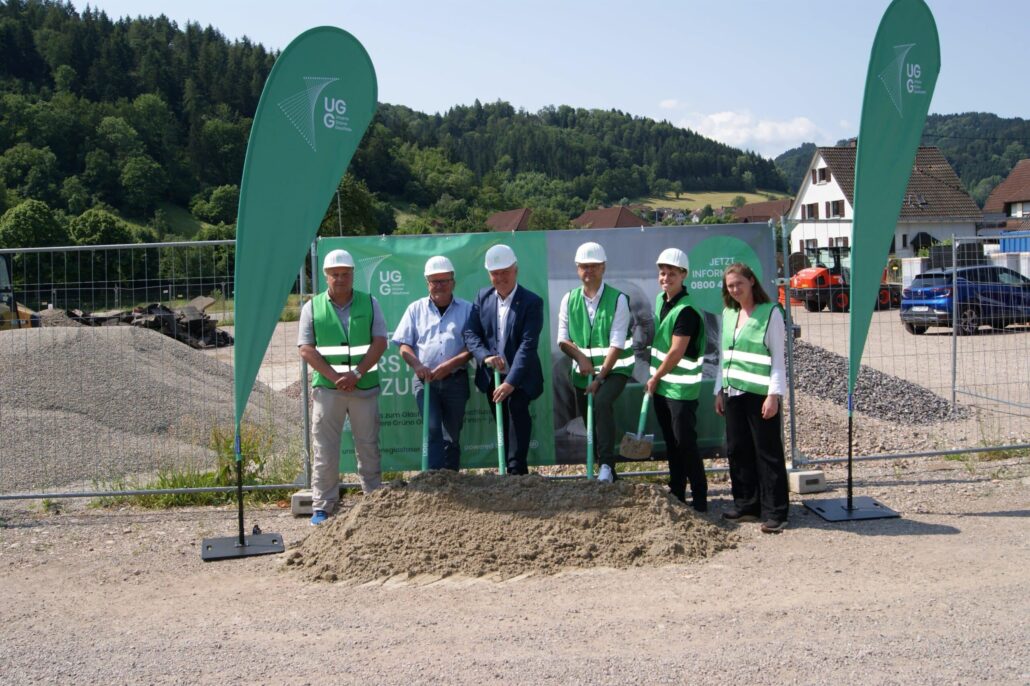 Spatenstich für den Ausbau der Glasfaserinfrastruktur durch Unsere Grüne Glasfaser in ländlicher Umgebung.