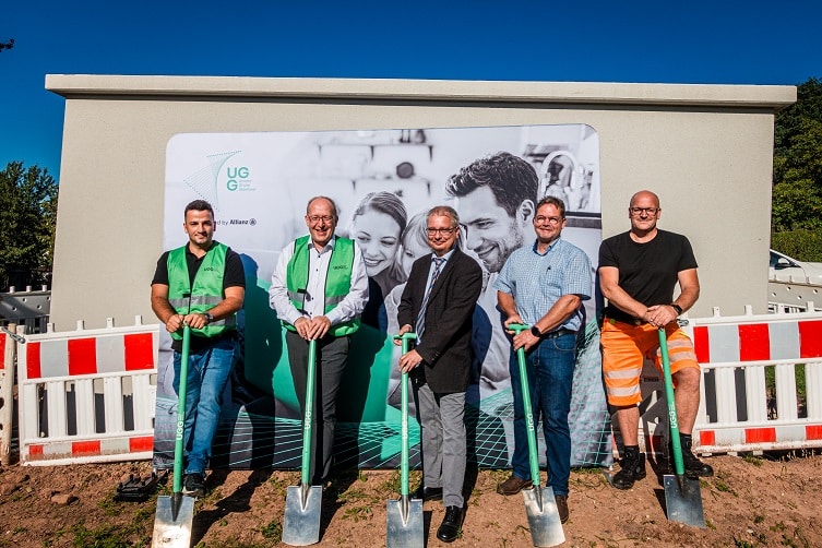 Spatenstich für den Ausbau von Glasfaser in der Region durch Unsere Grüne Glasfaser mit Partnern und Unterstützern.