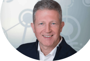 Portrait eines Mitarbeiters von Unsere Grüne Glasfaser, der für nachhaltige Internetlösungen steht und Kunden berät.