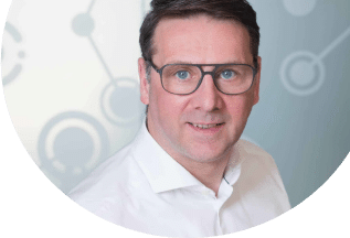 Mitarbeiter von Unsere Grüne Glasfaser mit Brille, bereit für digitale Lösungen und Glasfaser-Internetangebote.