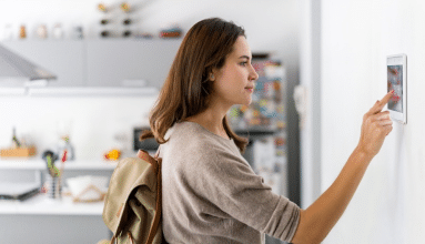 Frau steuert smartes Zuhause über Tablet, symbolisiert moderne Technologie und digitale Vernetzung mit Unsere Grüne Glasfaser.