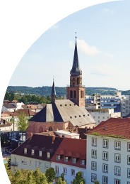 Blick auf die Stadt mit historischer Kirche, symbolisiert die Verbindung von Tradition und modernem Glasfaser-Internet.