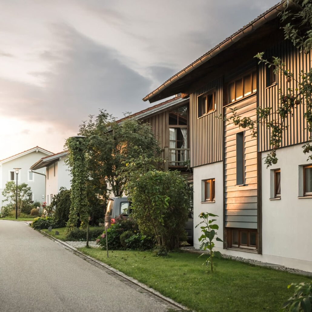 Moderne Wohnsiedlung mit Garten und Glasfaseranschluss für schnelle Internetverbindungen von Unsere Grüne Glasfaser.