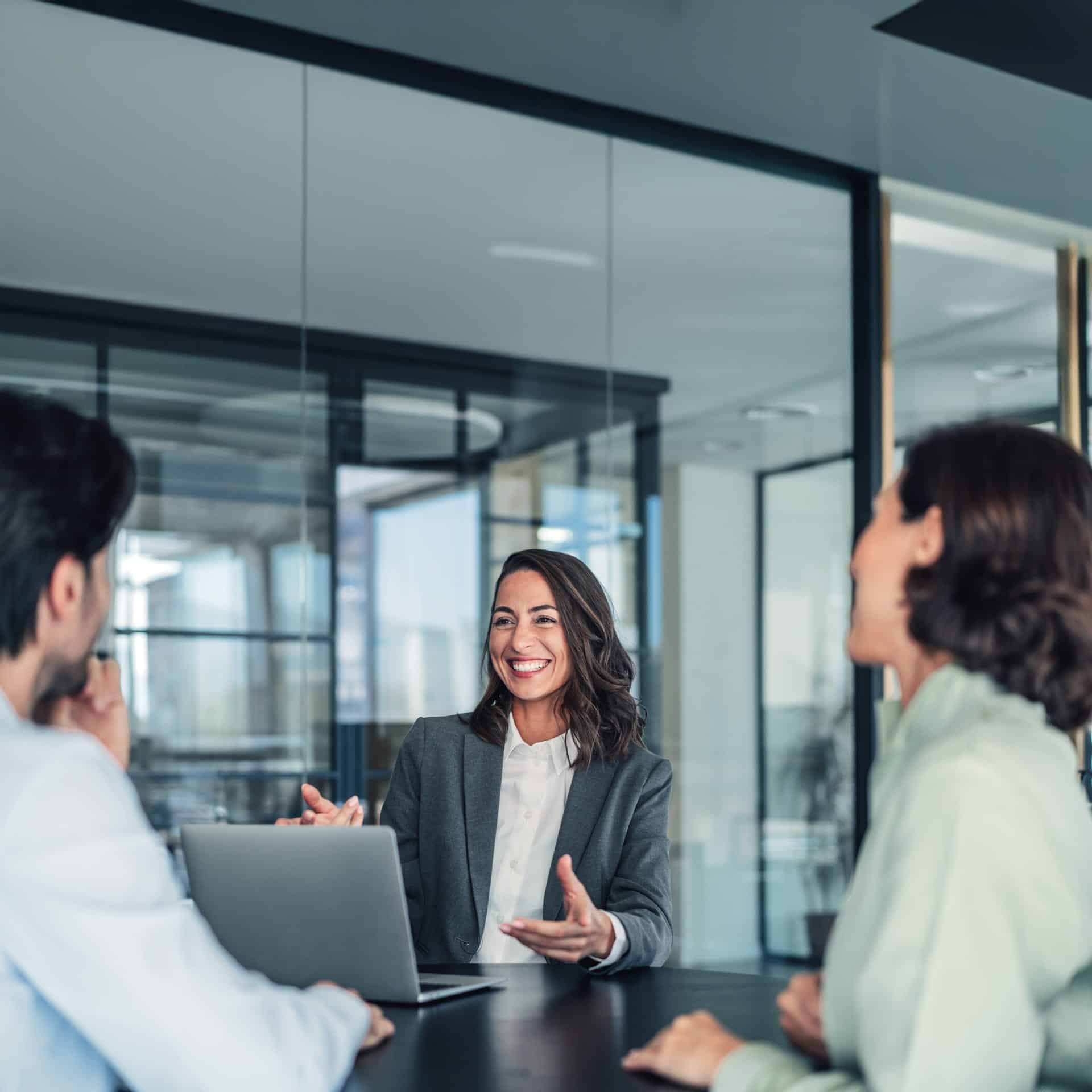 Professionelles Meeting bei Unsere Grüne Glasfaser: Team diskutiert innovative Lösungen für schnelle Internetanbindungen.