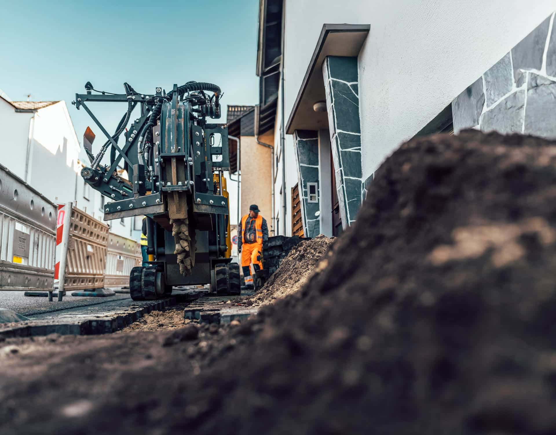 Bauarbeiten für den Glasfaseranschluss: moderne Technik und Fachkräfte bei der Installation in der Stadt.