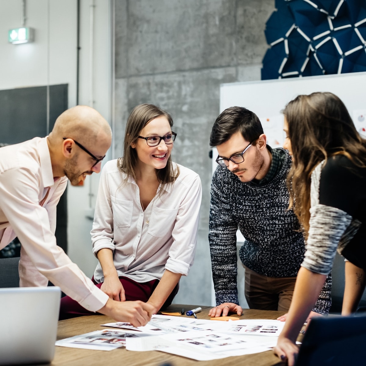 Teamarbeit bei "Unsere Grüne Glasfaser" – kreative Ideenentwicklung in modernem Arbeitsumfeld.