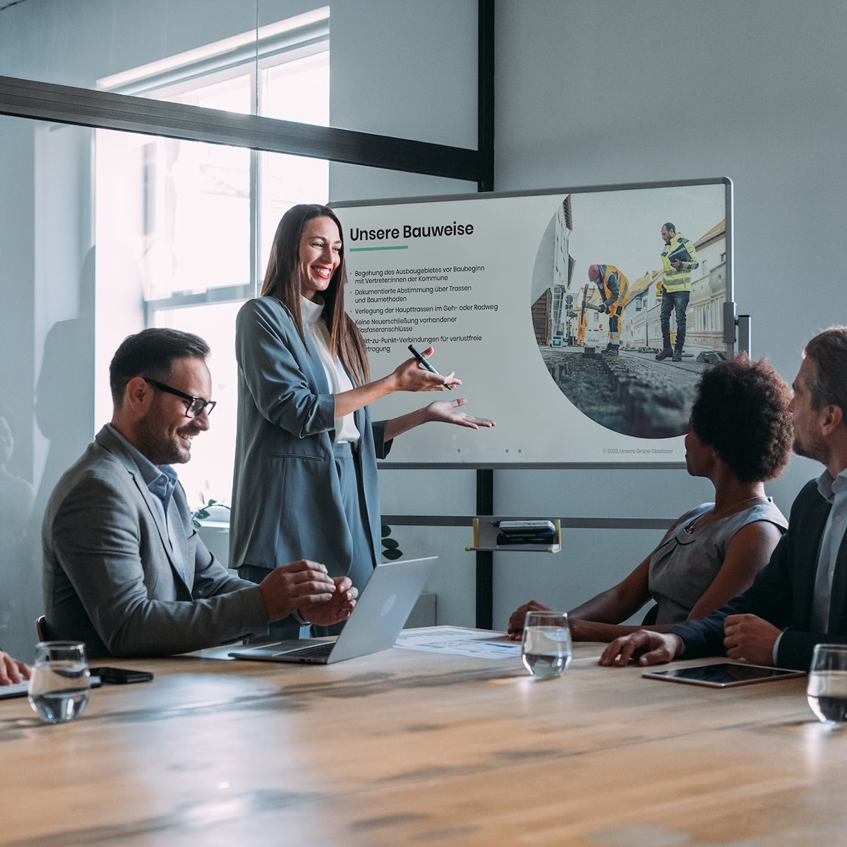Präsentation über den Bauprozess von Unsere Grüne Glasfaser mit Fokus auf transparente Kommunikation und Zusammenarbeit.