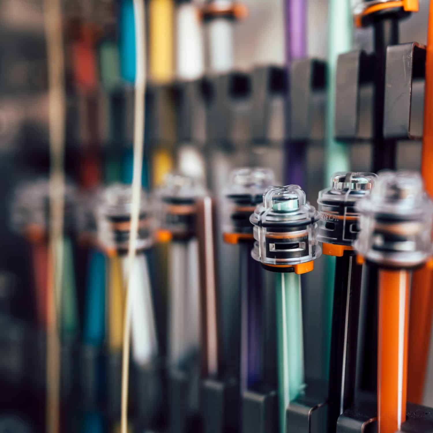 Detailaufnahme von Glasfaseranschlüssen, die für schnelle Internetverbindungen bei Unsere Grüne Glasfaser verwendet werden.