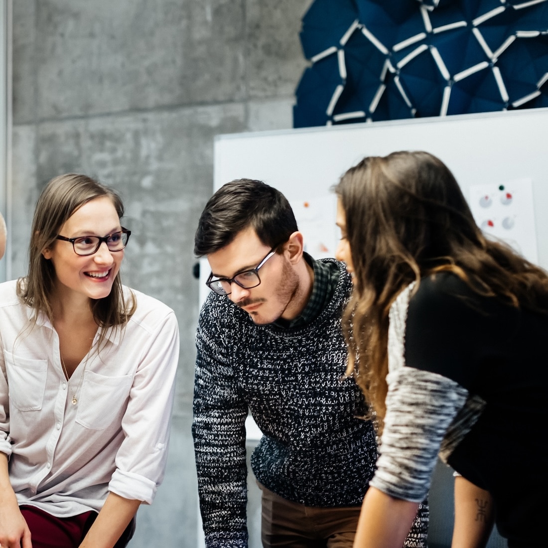 Teamarbeit bei Unsere Grüne Glasfaser: Kreative Lösungssuche in einem modernen Büro. Engagierte Diskussion und Zusammenarbeit.