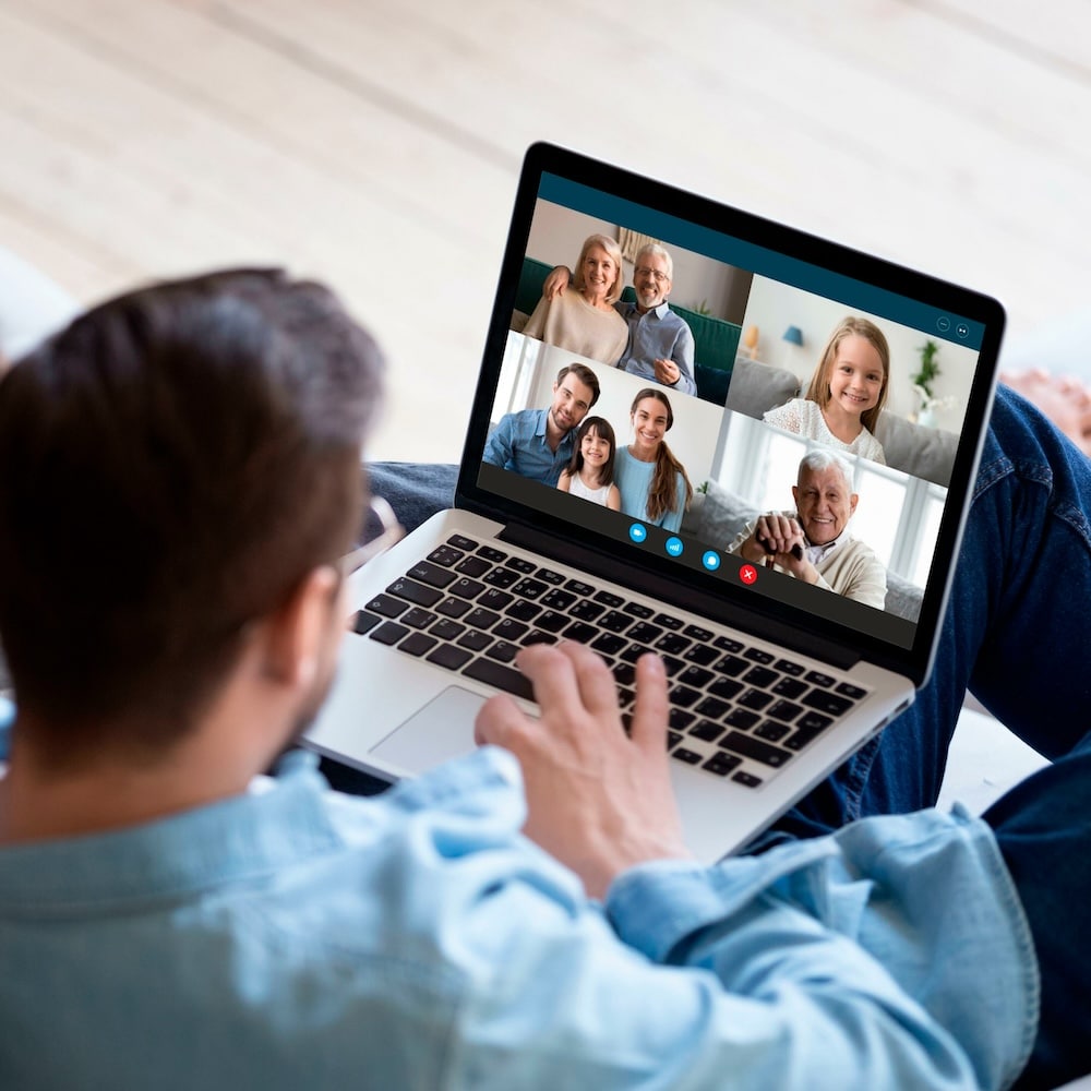 Mann führt ein Video-Meeting mit mehreren Personen durch, unterstützt durch stabile Glasfaserverbindung von Unsere Grüne Glasfaser.