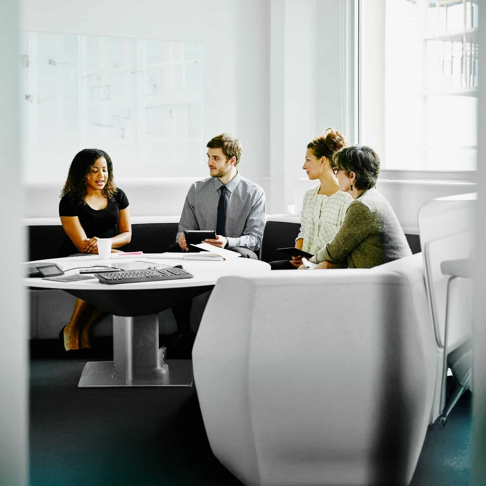 Teammeeting zur Planung innovativer Glasfaserlösungen bei Unsere Grüne Glasfaser in modernem Büroambiente.