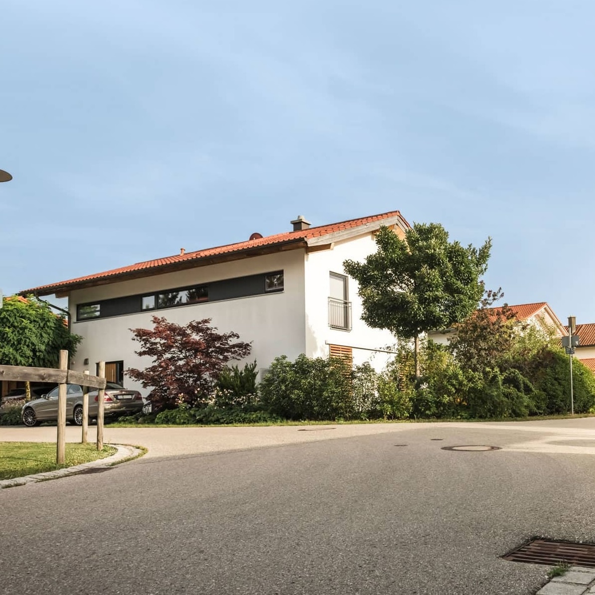 Moderne Wohnimmobilie mit Garten in einer ruhigen Wohngegend, ideal für schnelle Internetverbindungen von Unsere Grüne Glasfaser.